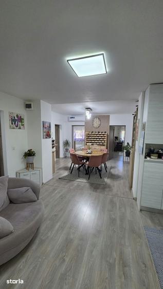 Casă cu 5 camere cu Teren 14000 Mp în Păulești