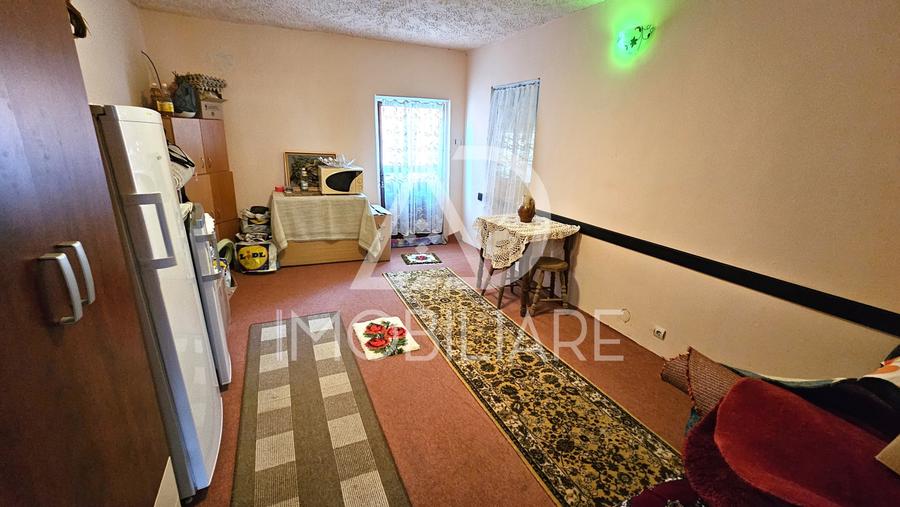 Casă individuală cu 11 camere cu Teren 300 Mp în Central
