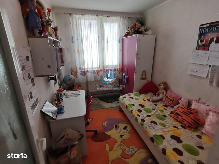Apartament cu 3 camere semidecomandat în Calea Romanului