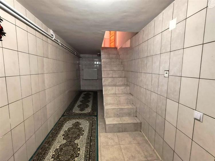 Casă cu 7 camere cu Teren 400 Mp în Lazu