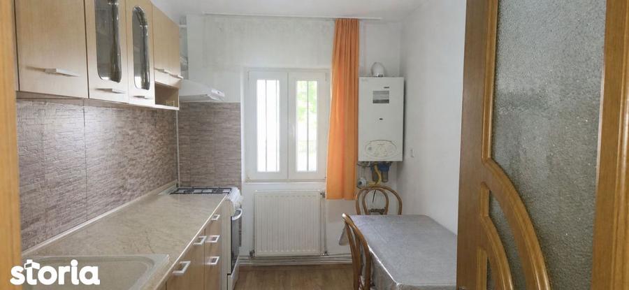 Apartament cu 3 camere decomandat, mobilat în Central