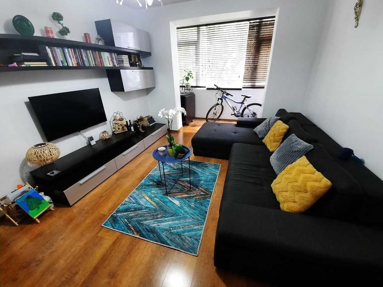Apartament cu 3 camere semidecomandat în Calea București