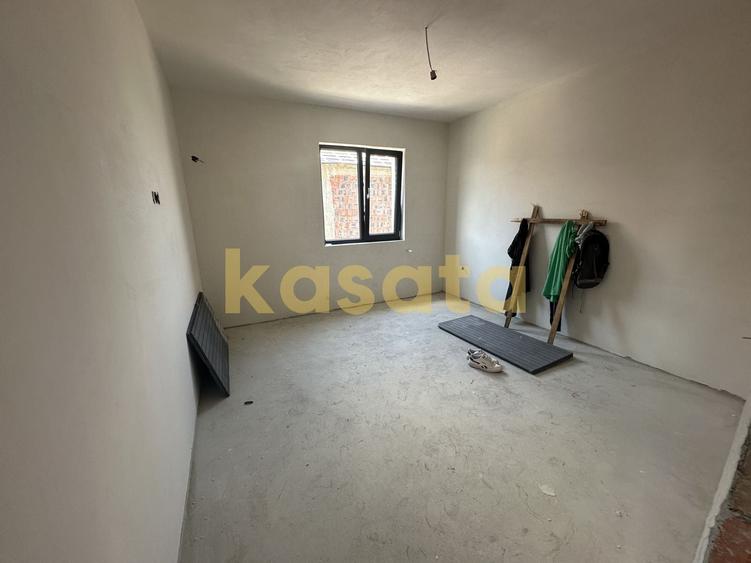 Casă individuală cu 4 camere cu Canalizare în Sud
