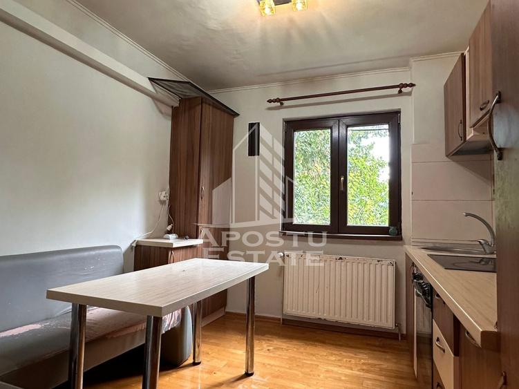 Apartament cu 3 camere semidecomandat, mobilat în Dacia