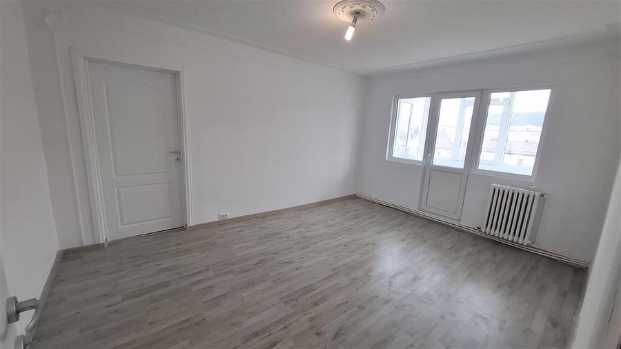 Apartament cu 3 camere semidecomandat în Alexandru cel Bun