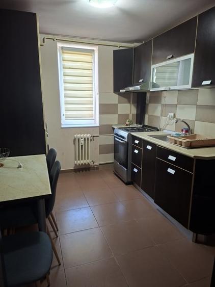 Apartament cu 3 camere decomandat, mobilat în Central