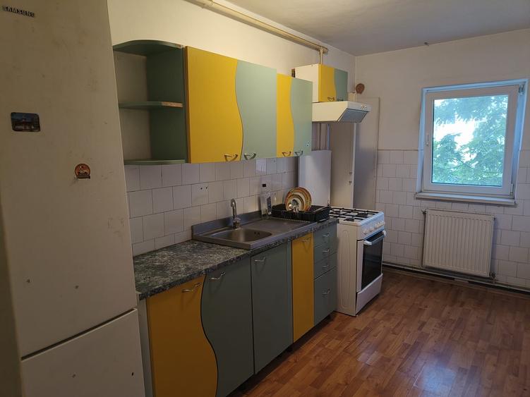 Apartament cu 2 camere decomandat în Tractorul