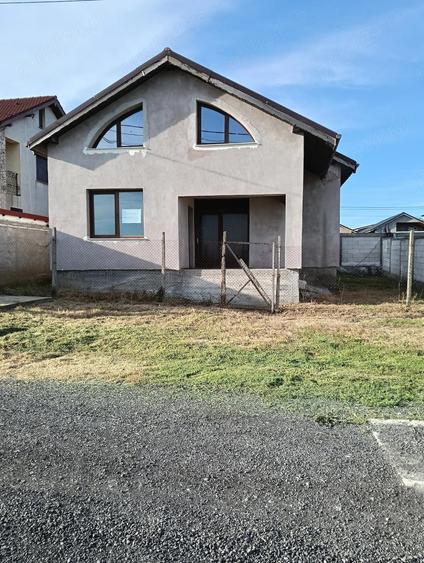 Casă cu 4 camere cu Teren 300 Mp în Poiana