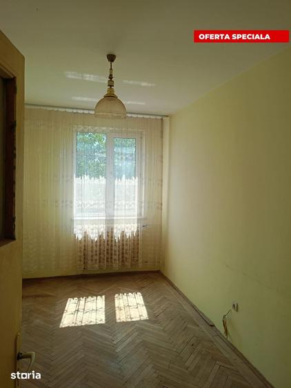 Apartament cu 3 camere decomandat în Calea București