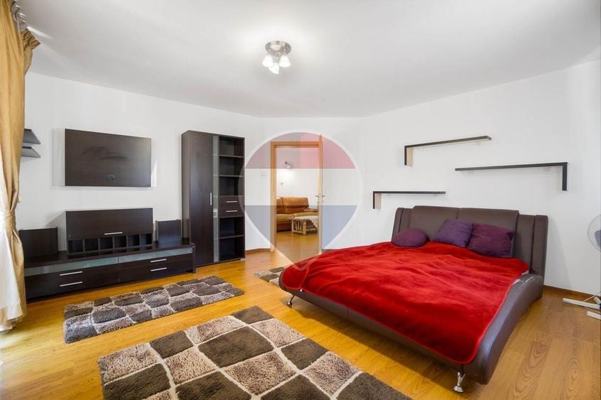 Casă individuală cu 7 camere cu Teren 1167 Mp în Tractorul