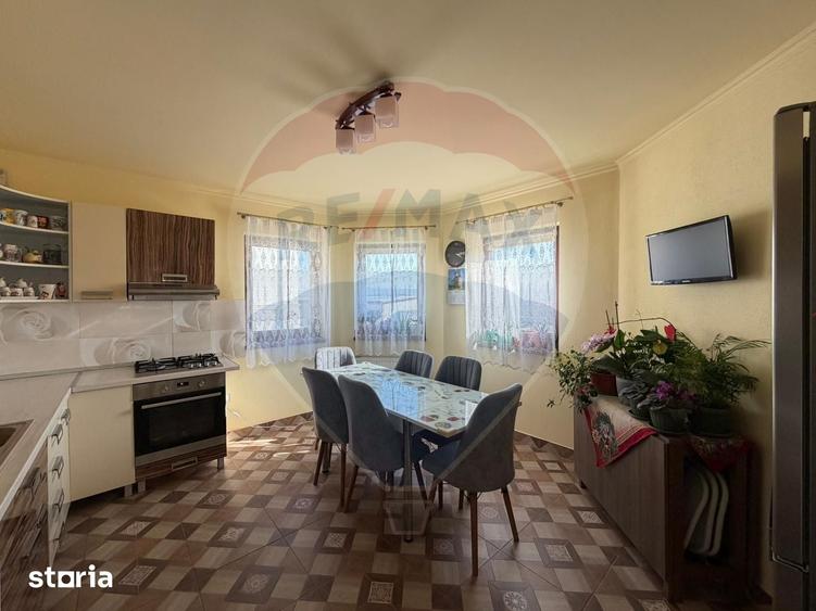 Casă cu 9 camere cu Teren 520 Mp în Cetate