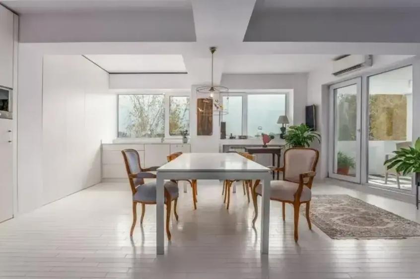 Apartament cu 4 camere decomandat, mobilat în Nord-Est