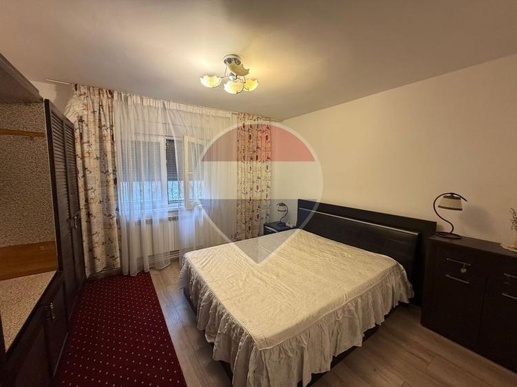 Apartament cu 3 camere decomandat, mobilat în Central