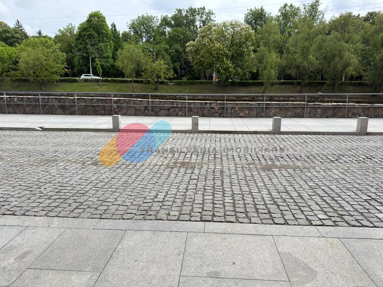 Casă individuală cu 7 camere cu Teren 1700 Mp în Central