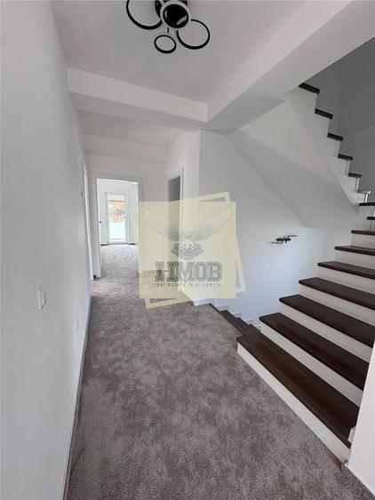 Casă cu 7 camere cu Teren 500 Mp în Central