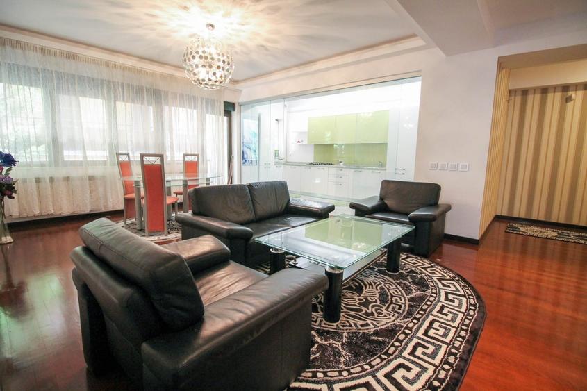Apartament cu 4 camere semidecomandat, mobilat în Iancu Nicolae