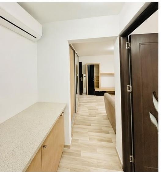 Apartament cu 2 camere semidecomandat, mobilat în P-ța Victoriei