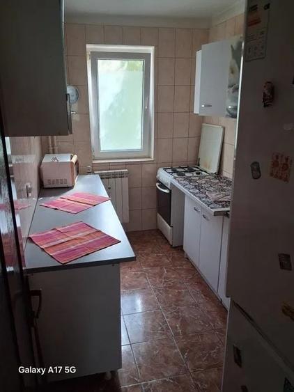Apartament cu 3 camere semidecomandat, mobilat în Tomis Nord