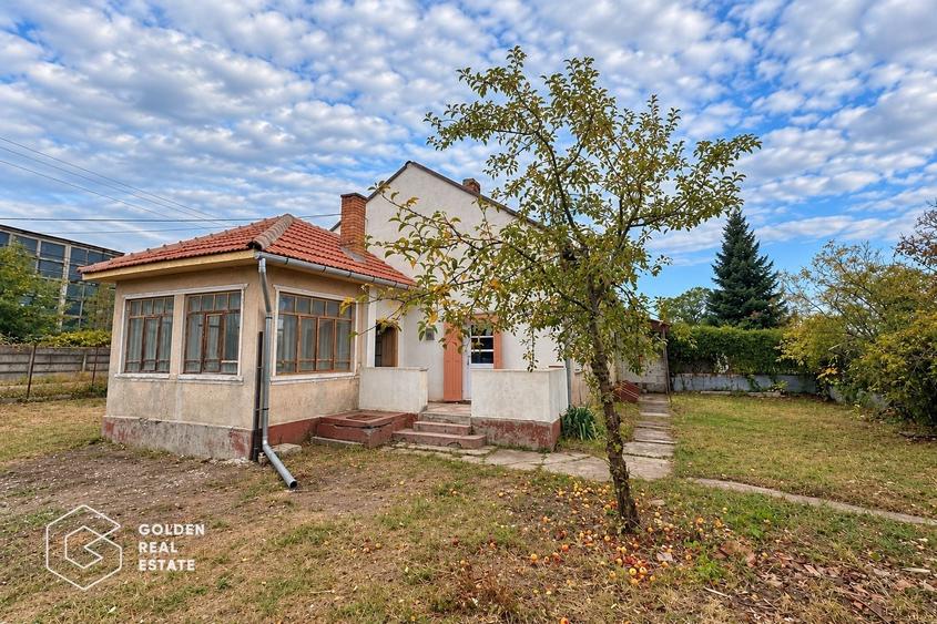 Casă individuală cu 4 camere cu Teren 1555 Mp în Central