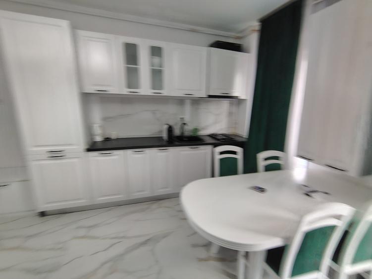 Apartament cu 3 camere semidecomandat, mobilat în Exterior Sud