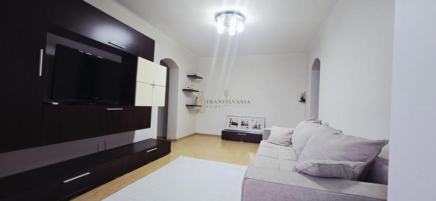 Apartament cu 3 camere semidecomandat, mobilat în Calea Dumbrăvii