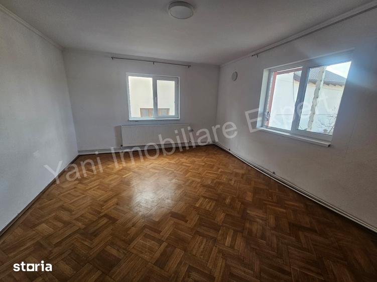 Casă cu 8 camere cu Teren 1500 Mp în Central
