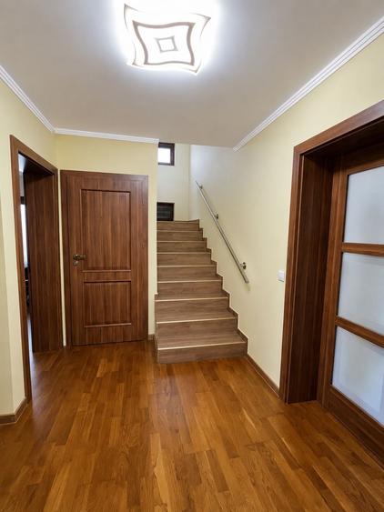 Casă individuală cu 6 camere cu Garaj în Periferie