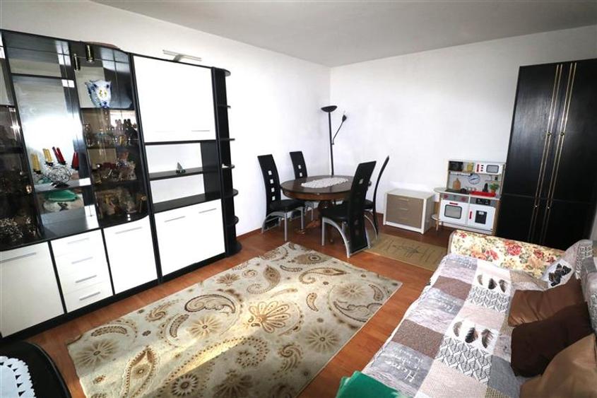Apartament cu 3 camere decomandat în Aradului