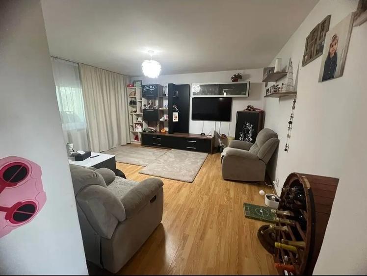 Apartament cu 3 camere decomandat în Exterior Vest