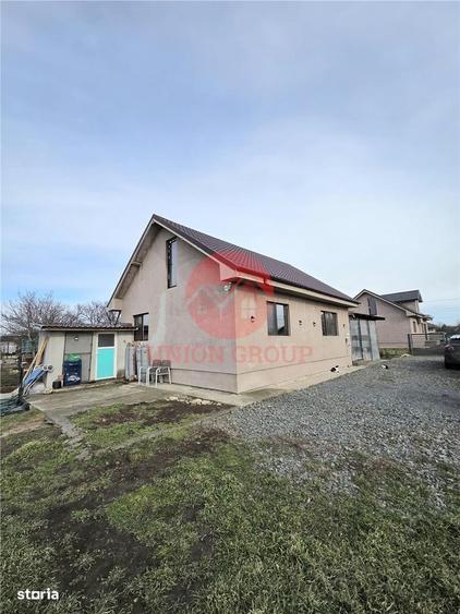 Casă cu 4 camere cu Teren 690 Mp în Corbu
