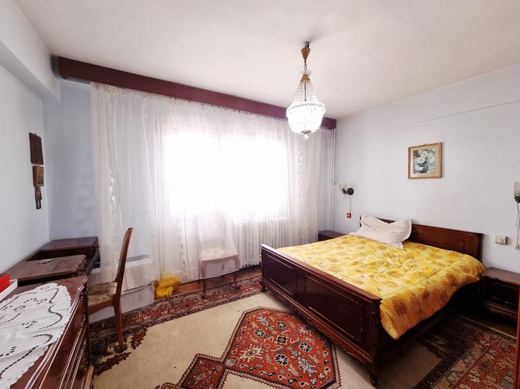 Apartament cu 4 camere decomandat, mobilat în Central