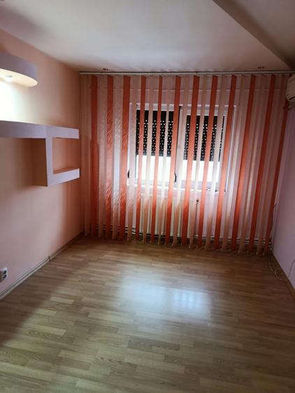 Apartament cu 3 camere decomandat în Buzaului