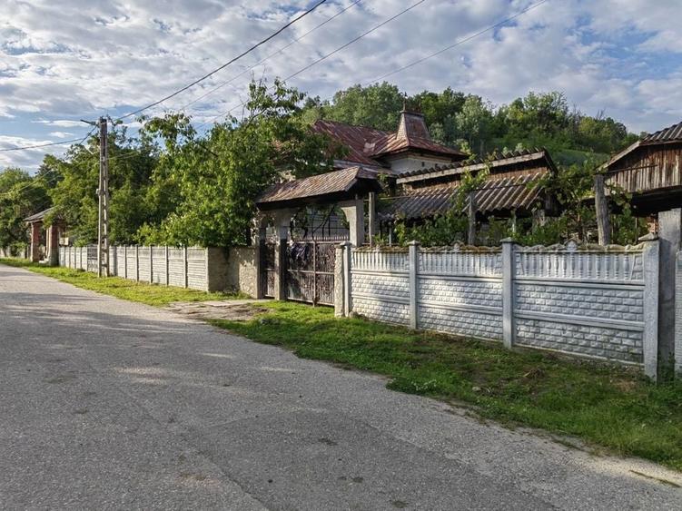 Casă cu 4 camere în Hurezani