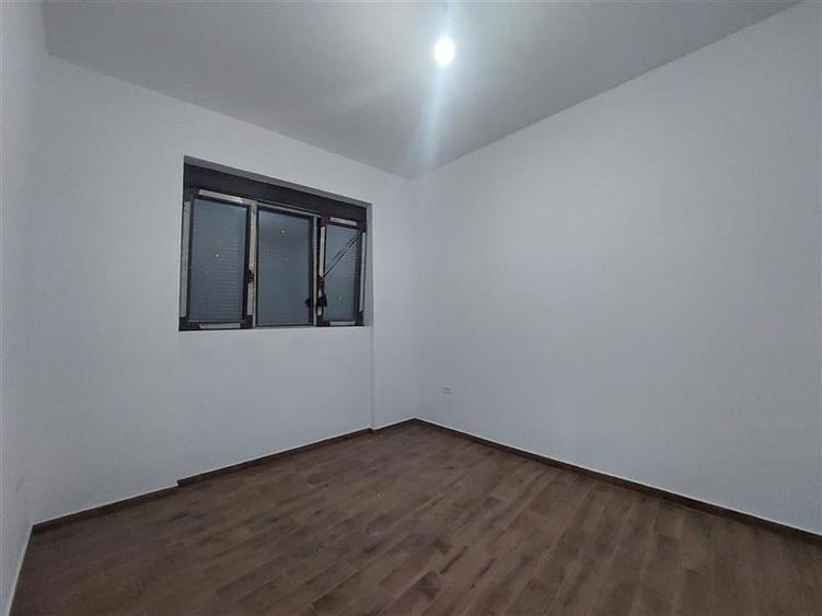 Apartament cu 3 camere semidecomandat în Boul Roșu