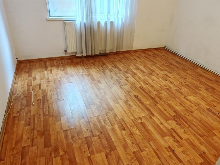 Apartament cu 3 camere decomandat în Astra
