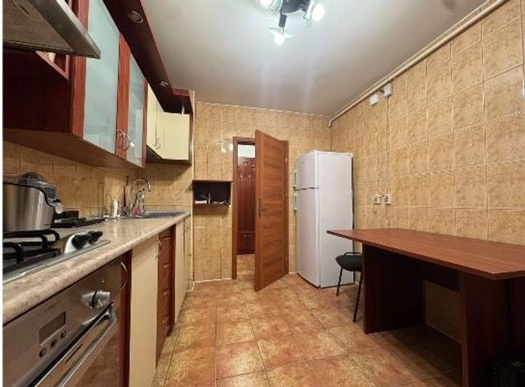 Apartament cu 4 camere semidecomandat, mobilat în Ștefan cel Mare