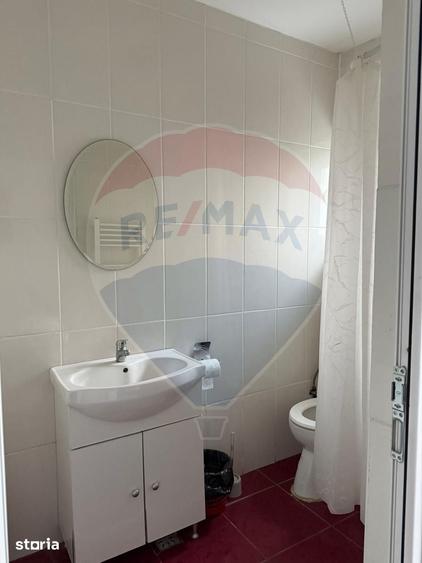 Casă cu 8 camere cu Teren 462 Mp în Central