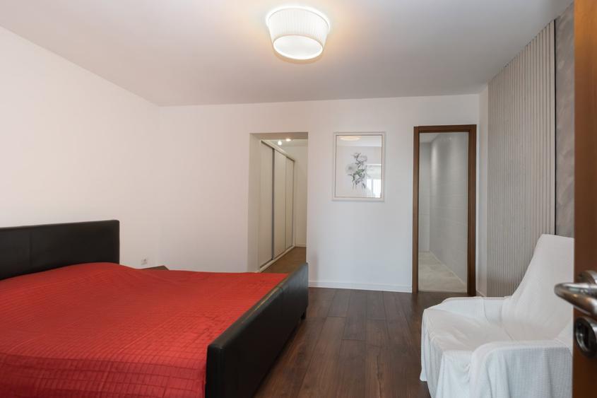 Apartament cu 4 camere semidecomandat, mobilat în Peninsula