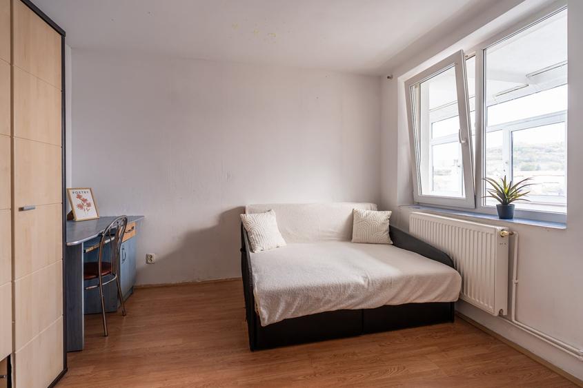 Apartament cu 3 camere semidecomandat, mobilat în Central