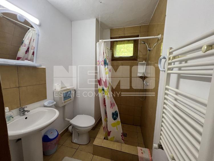 Casă individuală cu 8 camere cu Canalizare în Sucevița