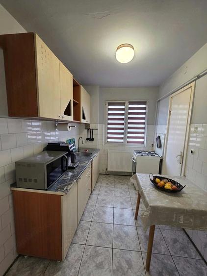 Apartament cu 3 camere semidecomandat, mobilat în Central