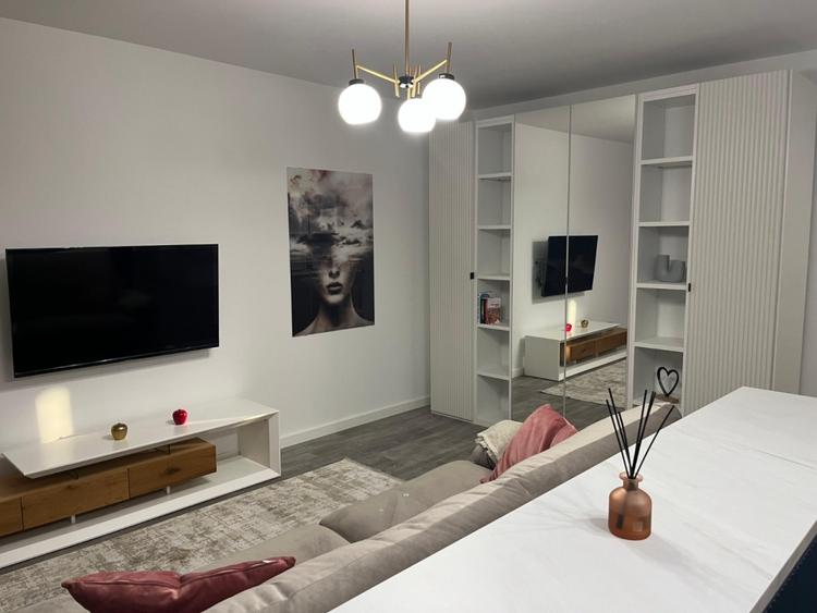 Apartament cu 2 camere semidecomandat, mobilat în Pajura
