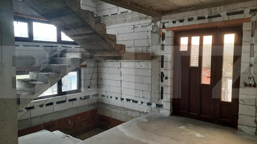 Casă individuală cu 7 camere cu Garaj în Cara