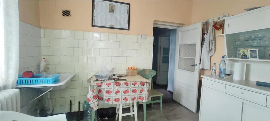 Casă cu 2 camere cu Canalizare în Central