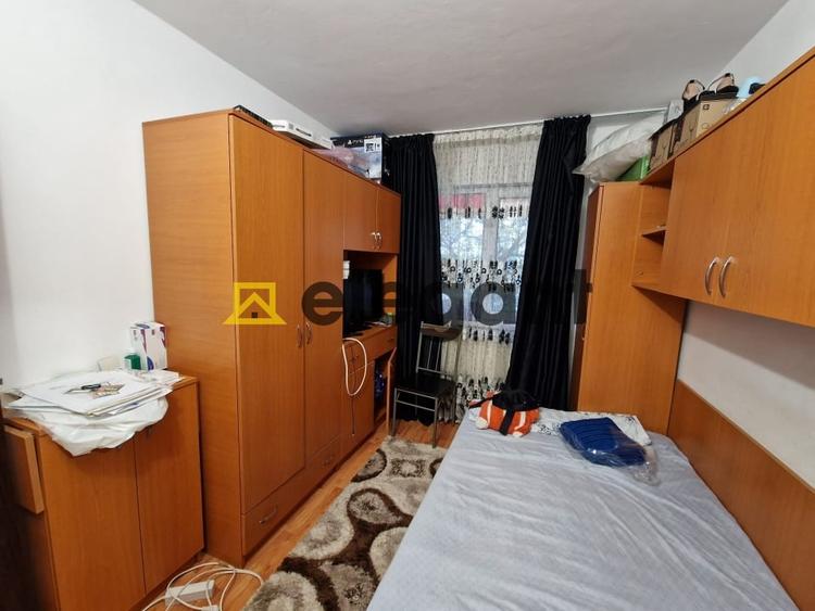 Apartament cu 4 camere semidecomandat, mobilat în Craiovița Nouă
