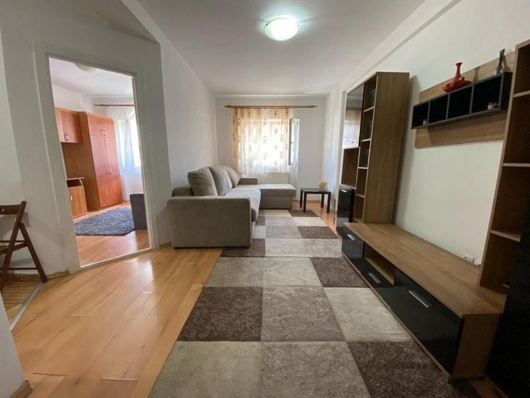 Apartament cu 2 camere semidecomandat, mobilat în Broscărie
