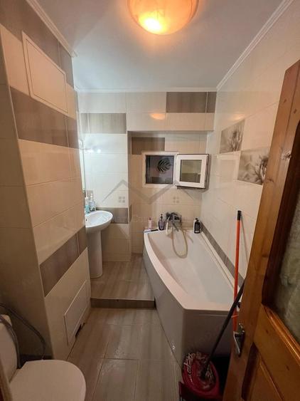 Apartament cu 4 camere decomandat în Filiași