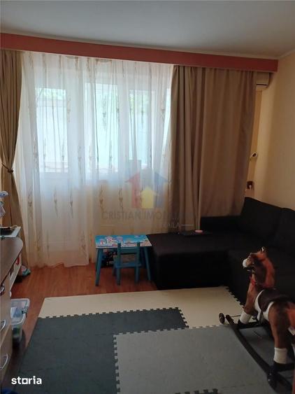 Apartament cu 3 camere semidecomandat în Calea Galați