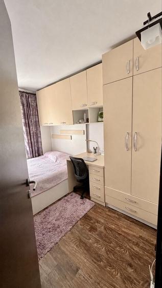 Apartament cu 3 camere semidecomandat în Craiovița Nouă