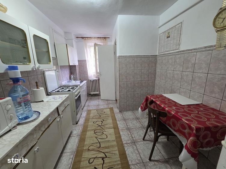 Apartament cu 4 camere semidecomandat în Hipodrom